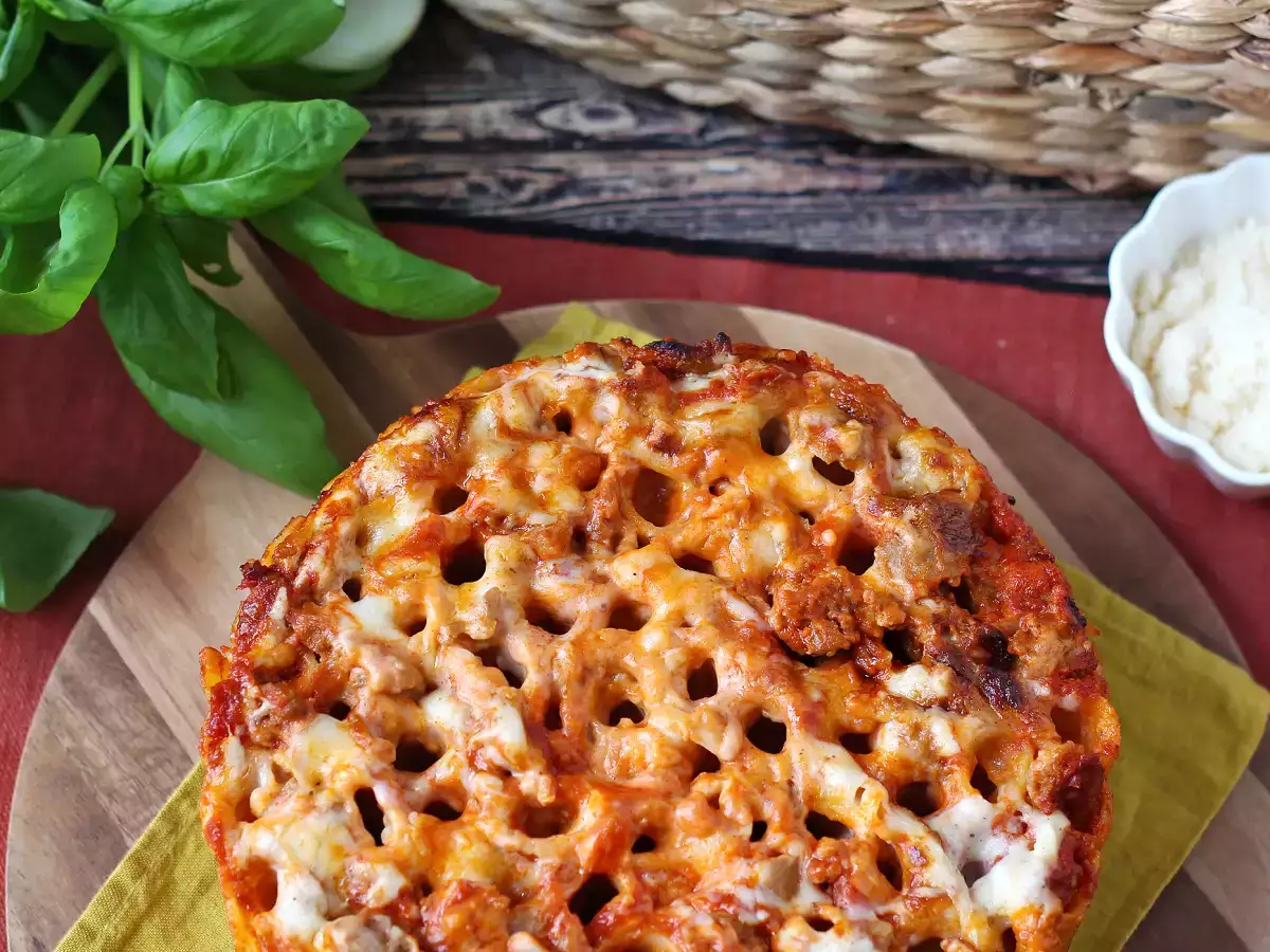 Sosis, beşamel sos ve mozzarella peynirli fırında rigatoni timballo - fotoğraf 3
