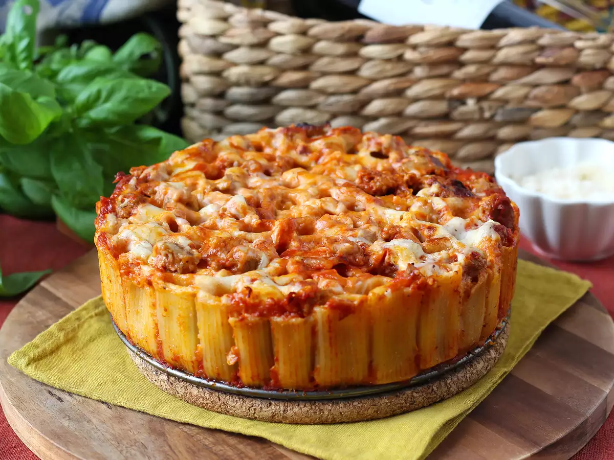 Sosis, beşamel sos ve mozzarella peynirli fırında rigatoni timballo - fotoğraf 4