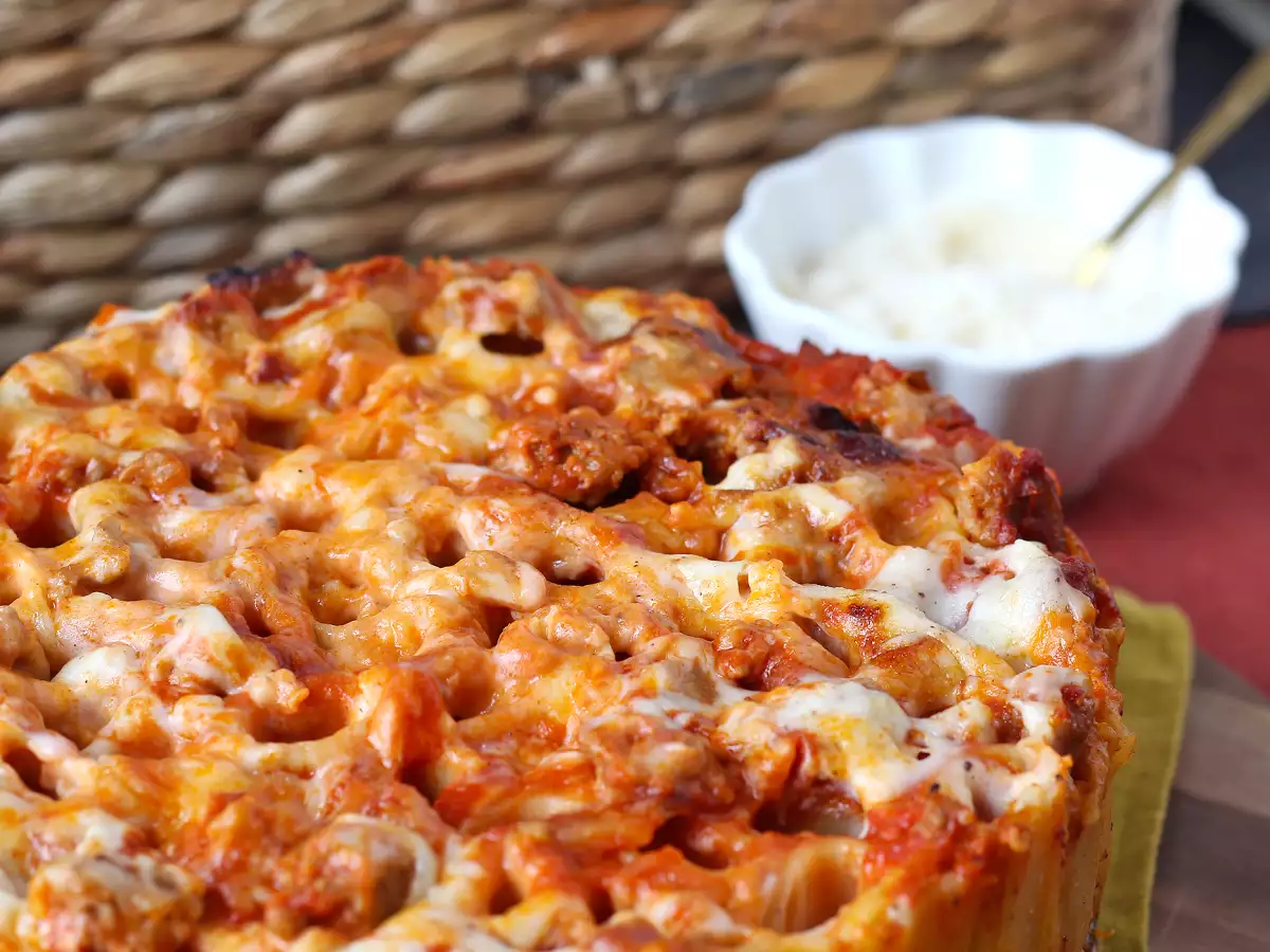 Sosis, beşamel sos ve mozzarella peynirli fırında rigatoni timballo - fotoğraf 5