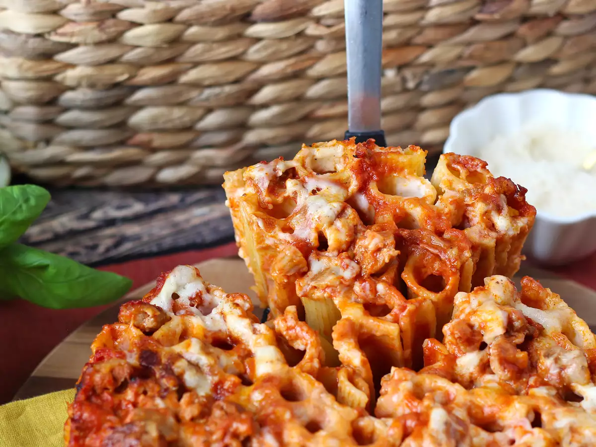 Sosis, beşamel sos ve mozzarella peynirli fırında rigatoni timballo - fotoğraf 6