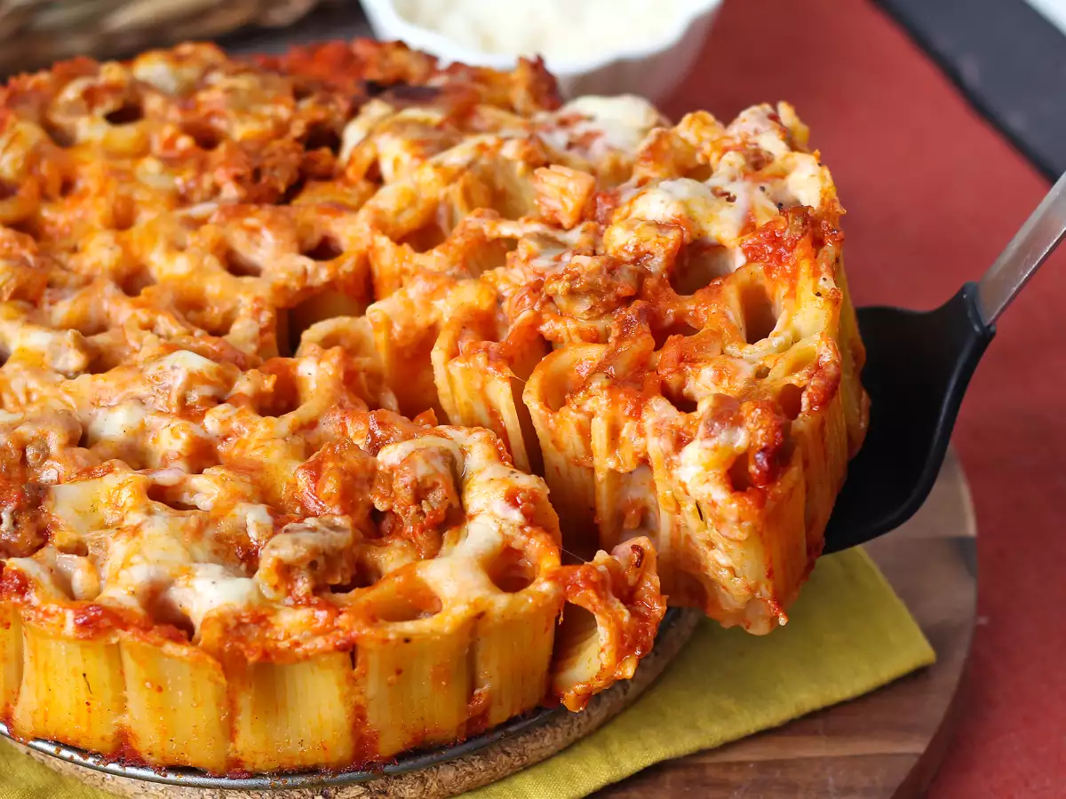 Sosis, beşamel sos ve mozzarella peynirli fırında rigatoni timballo - fotoğraf 7