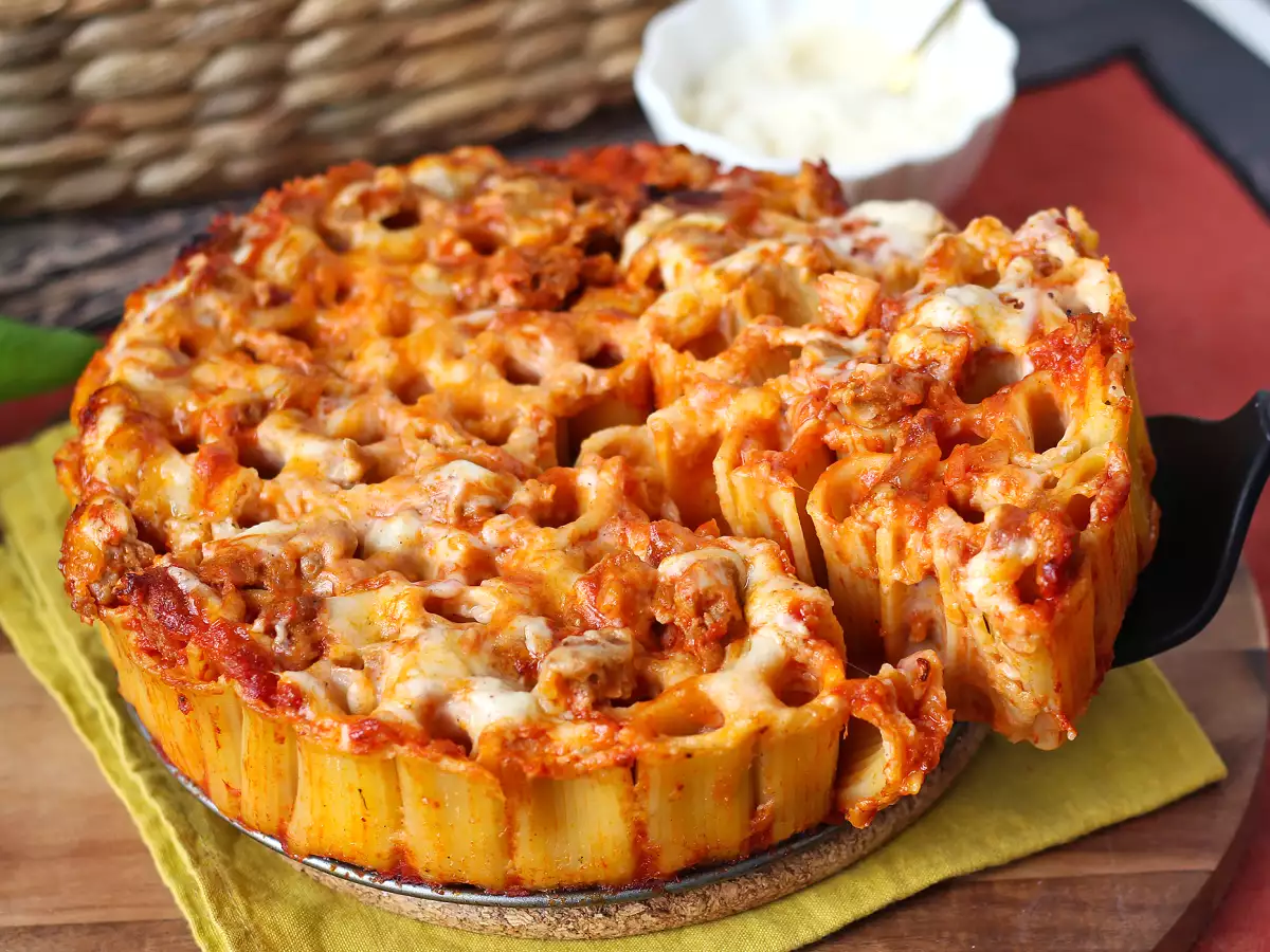 Sosis, beşamel sos ve mozzarella peynirli fırında rigatoni timballo - fotoğraf 8