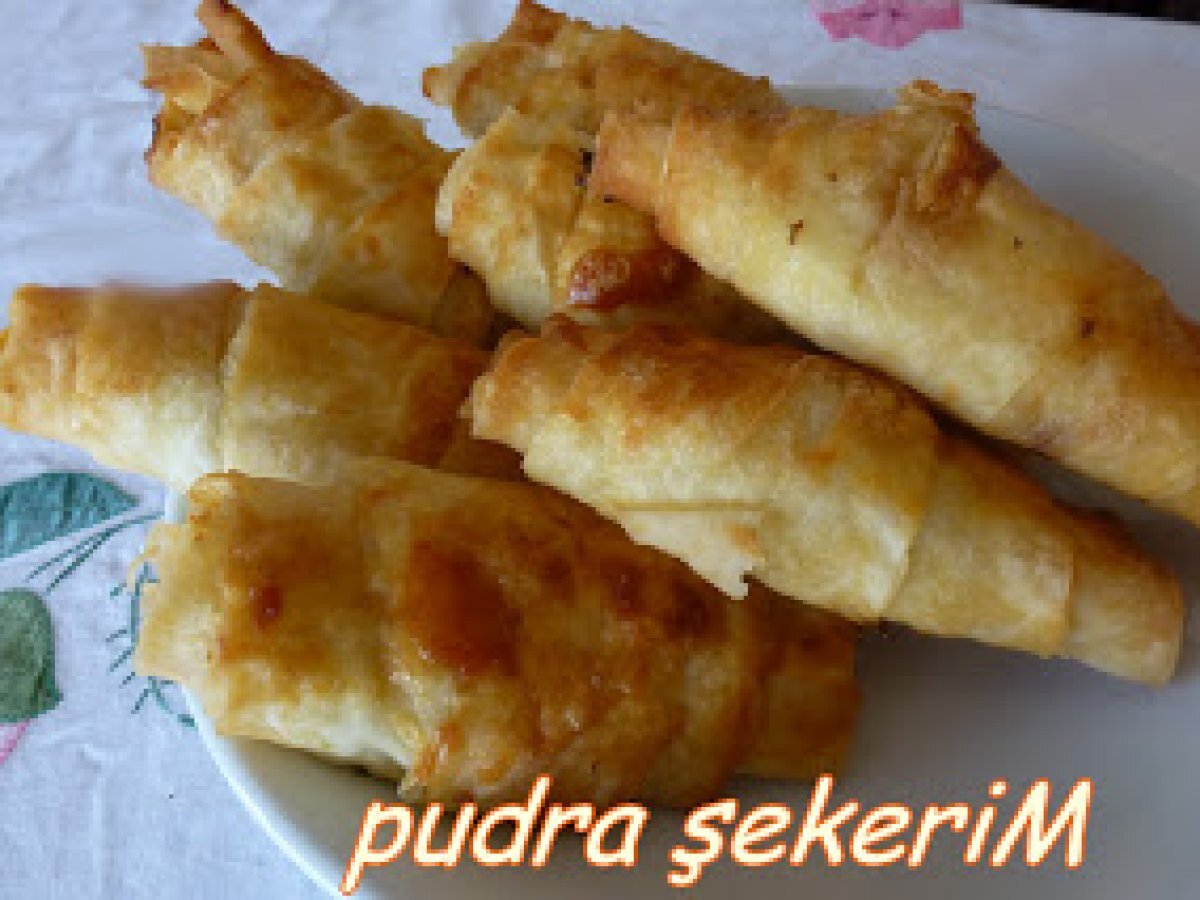 Sosisli Üç Yufka Böreği