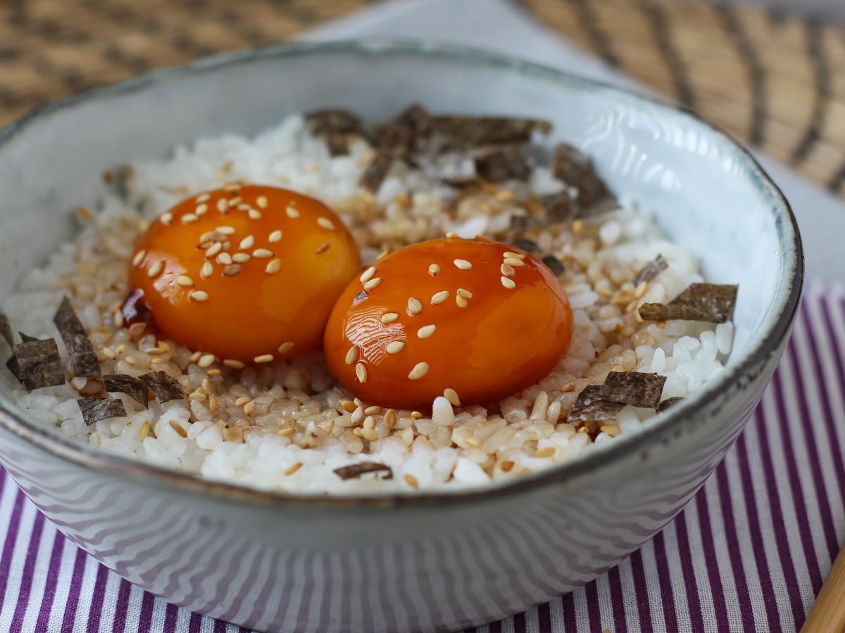Soya sosunda korunmuş yumurta sarısı