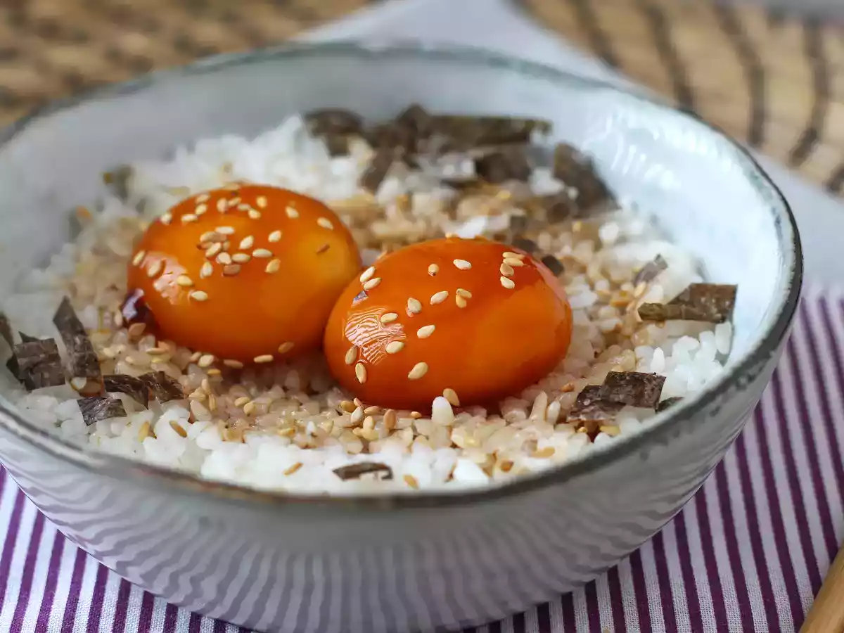 Soya sosunda korunmuş yumurta sarısı