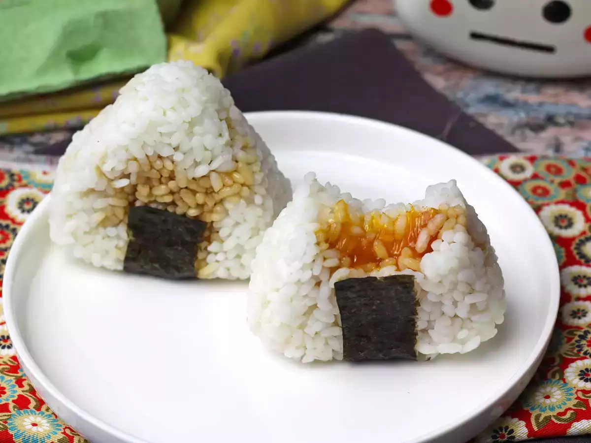 Soya sosunda korunmuş yumurta sarısı ile onigiri - fotoğraf 2