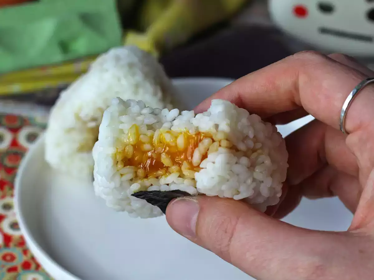 Soya sosunda korunmuş yumurta sarısı ile onigiri - fotoğraf 3