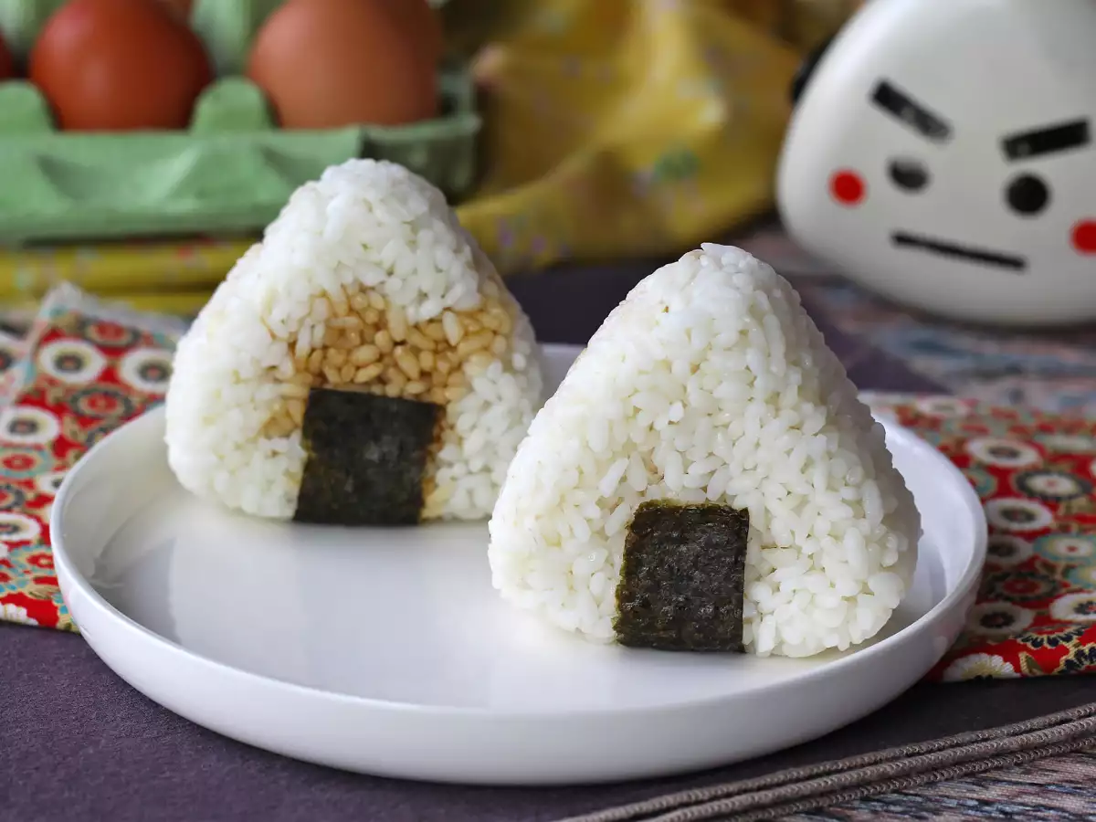 Soya sosunda korunmuş yumurta sarısı ile onigiri - fotoğraf 4