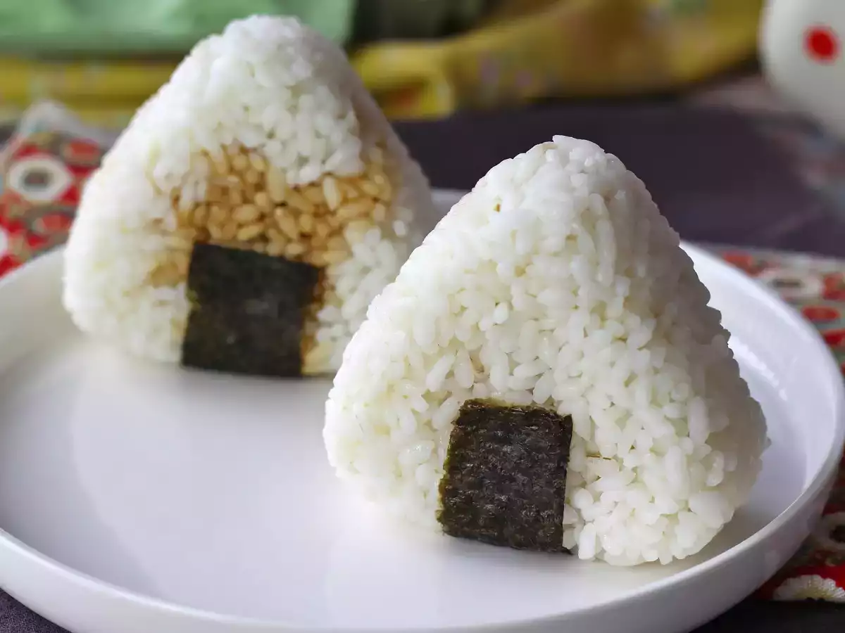 Soya sosunda korunmuş yumurta sarısı ile onigiri - fotoğraf 5