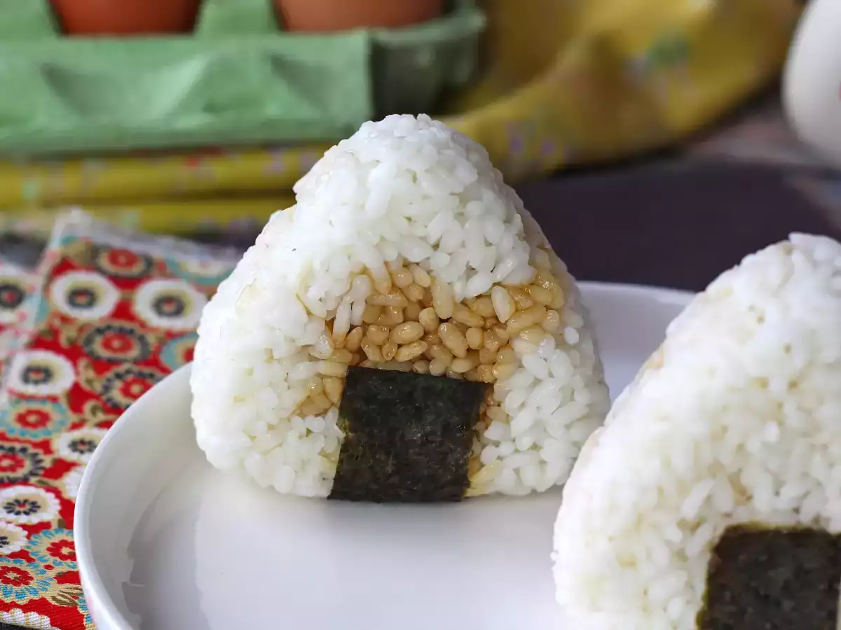 Soya sosunda korunmuş yumurta sarısı ile onigiri - fotoğraf 6