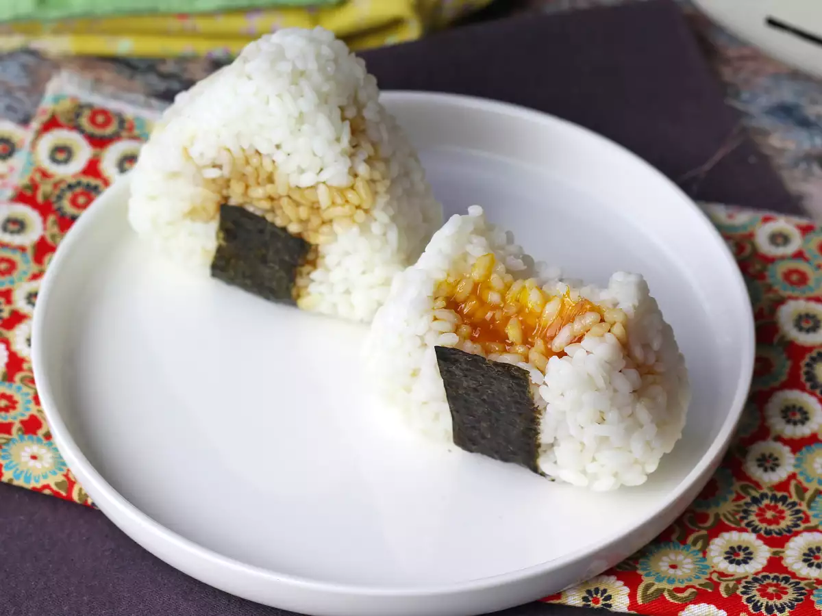 Soya sosunda korunmuş yumurta sarısı ile onigiri - fotoğraf 8