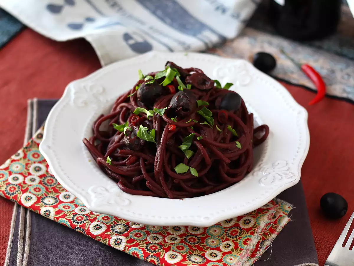 Spaghetti alla fuoco di bacco: masaya özel bir şeyler getirmek için kırmızı şaraplı makarna