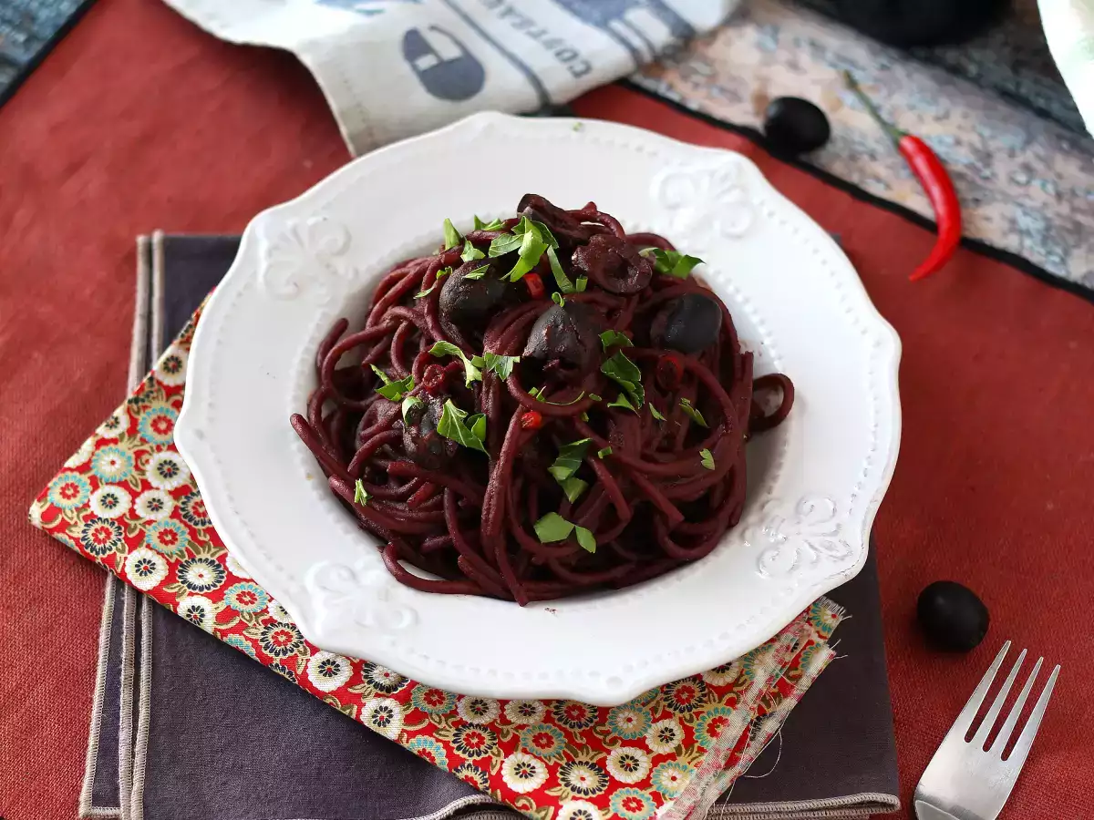 Spaghetti alla fuoco di bacco: masaya özel bir şeyler getirmek için kırmızı şaraplı makarna - fotoğraf 2