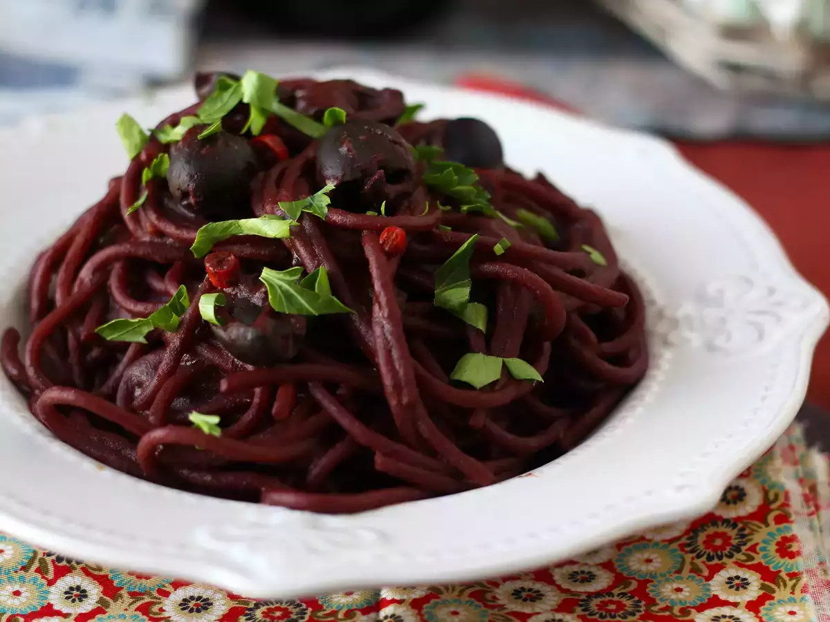 Spaghetti alla fuoco di bacco: masaya özel bir şeyler getirmek için kırmızı şaraplı makarna - fotoğraf 3