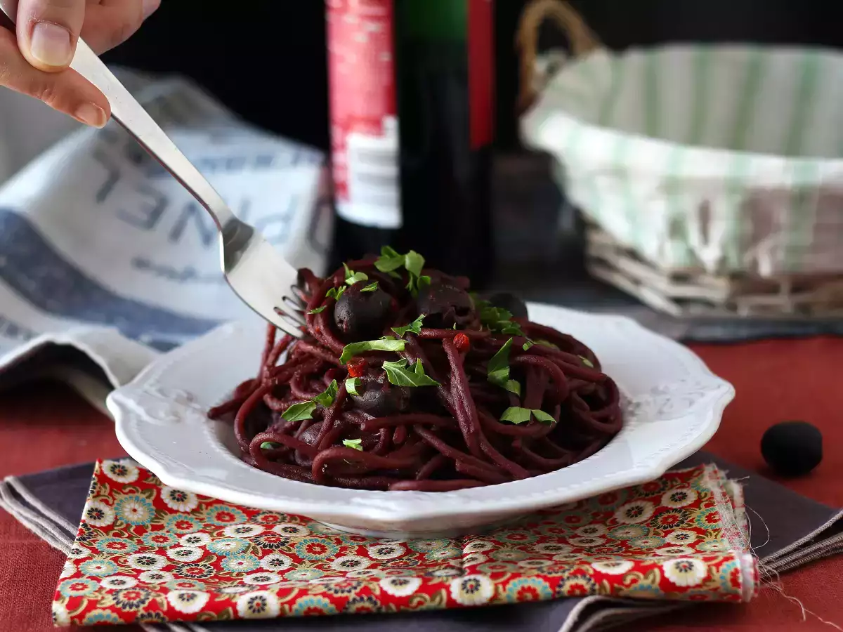 Spaghetti alla fuoco di bacco: masaya özel bir şeyler getirmek için kırmızı şaraplı makarna - fotoğraf 4