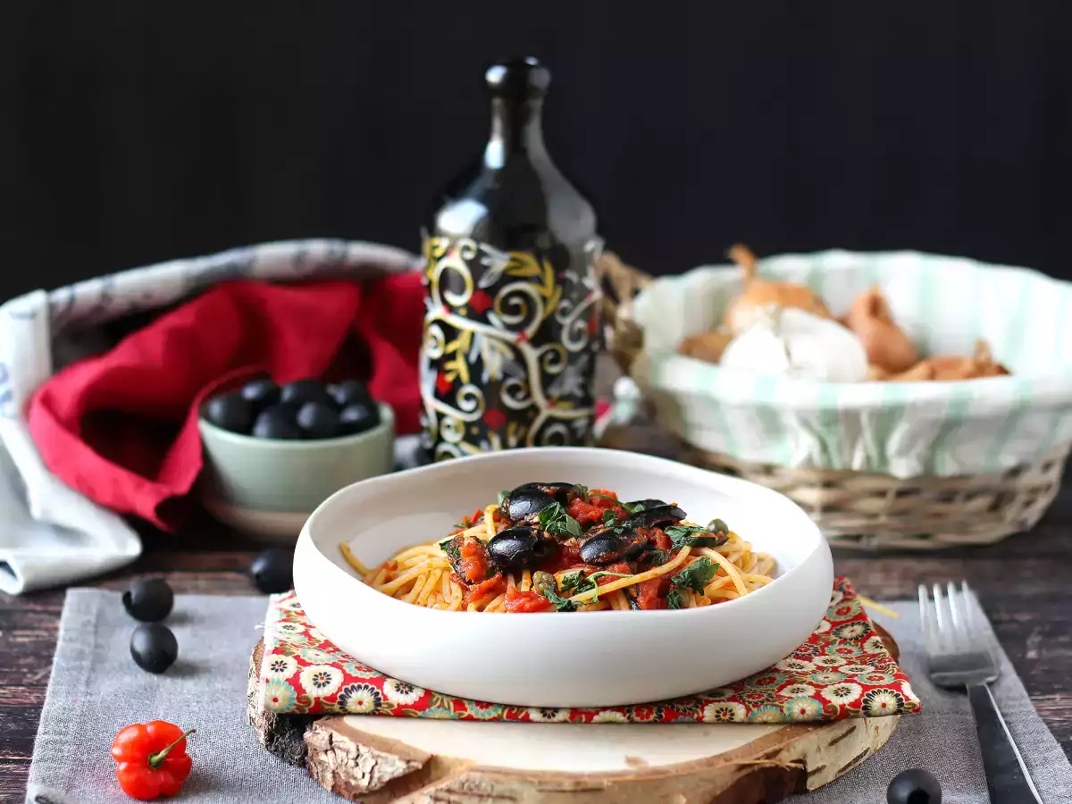 Spaghetti alla puttanesca, hızlı ve lezzetli bir ilk yemek - fotoğraf 2