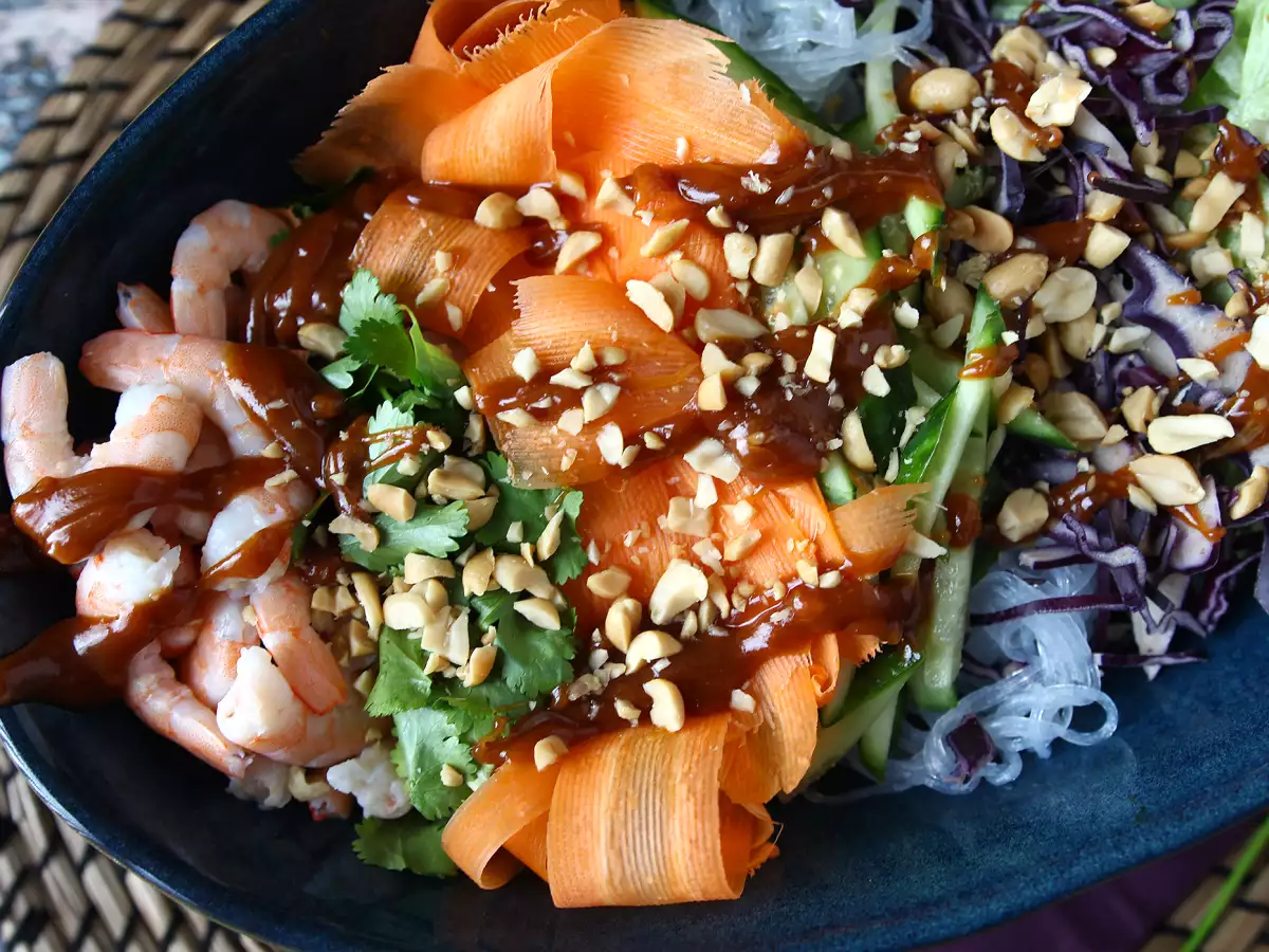 Spring roll tarzı salata ve acılı yer fıstığı sosu - fotoğraf 4