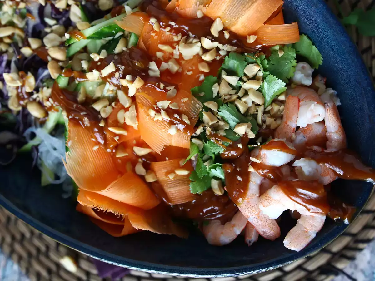 Spring roll tarzı salata ve acılı yer fıstığı sosu - fotoğraf 5