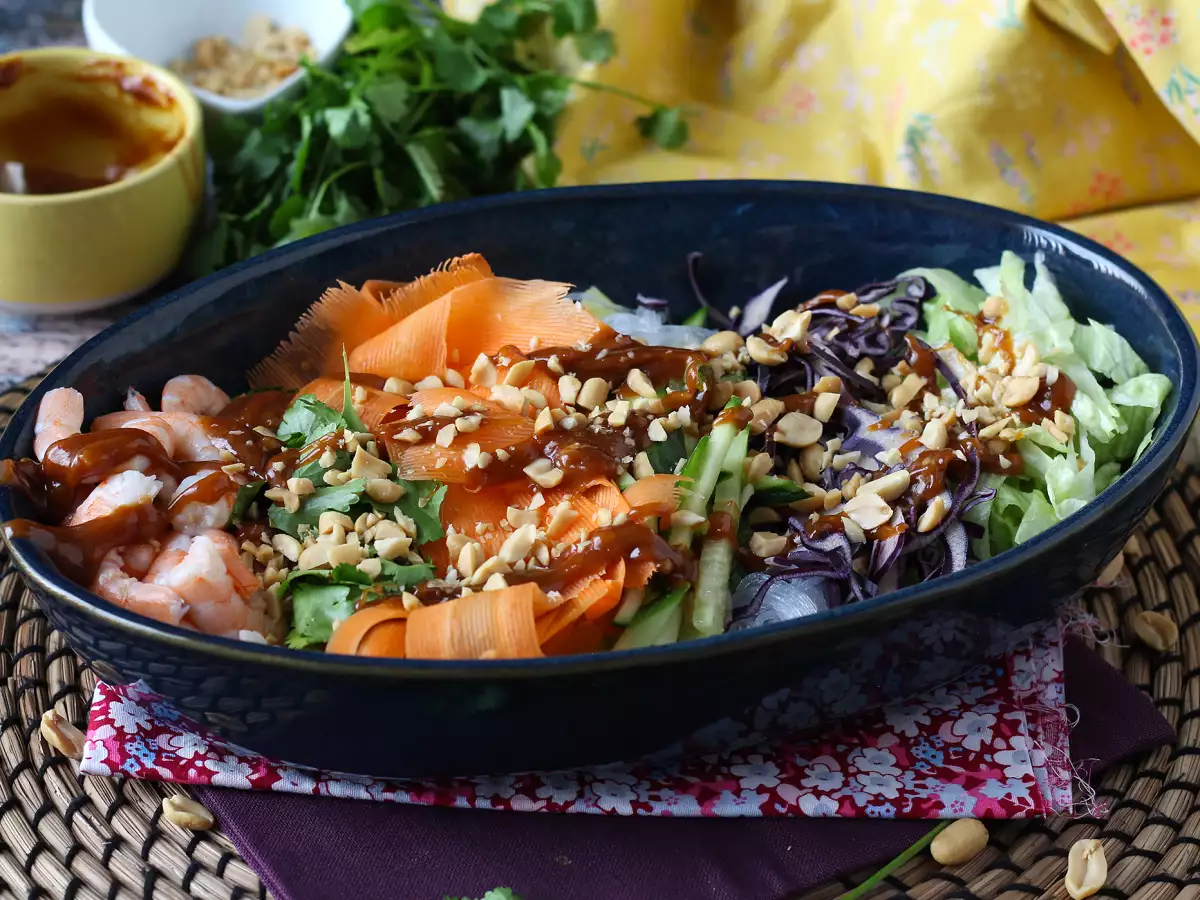 Spring roll tarzı salata ve acılı yer fıstığı sosu - fotoğraf 6