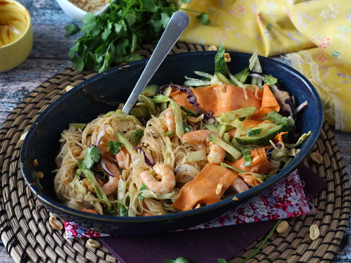 Spring roll tarzı salata ve acılı yer fıstığı sosu - fotoğraf 8