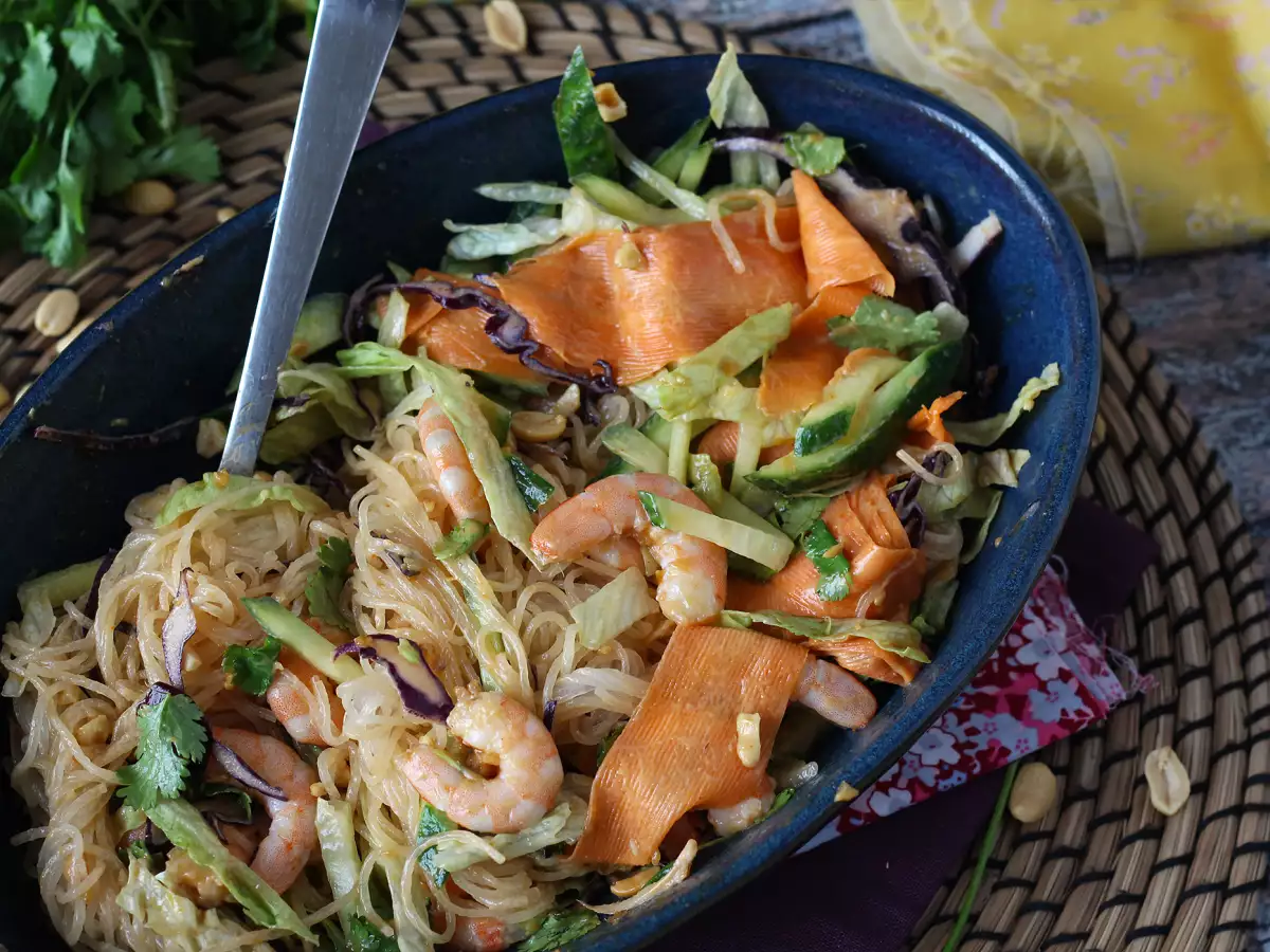 Spring roll tarzı salata ve acılı yer fıstığı sosu - fotoğraf 9