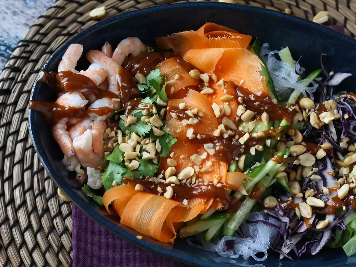 Spring roll tarzı salata ve acılı yer fıstığı sosu - fotoğraf 10