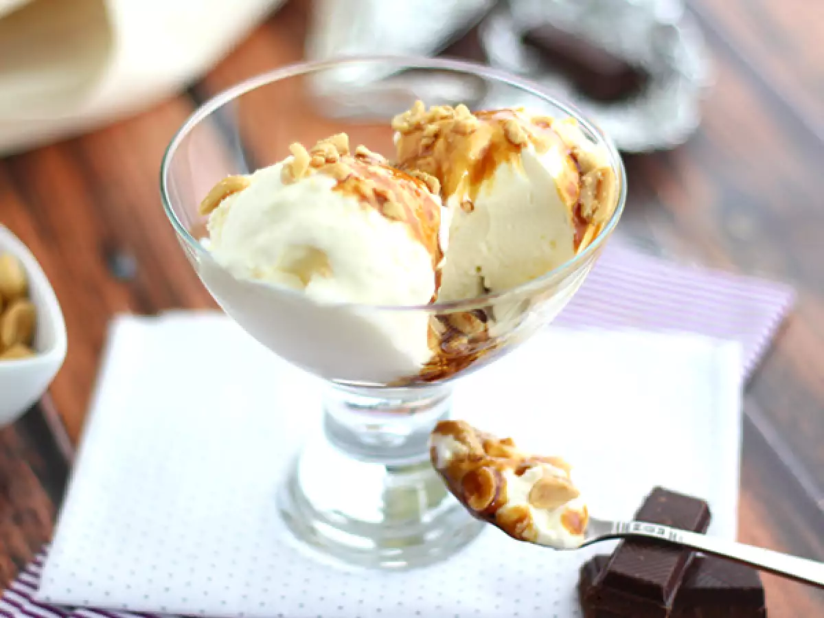 Sundae, tatlı Amerikan dondurması - fotoğraf 3