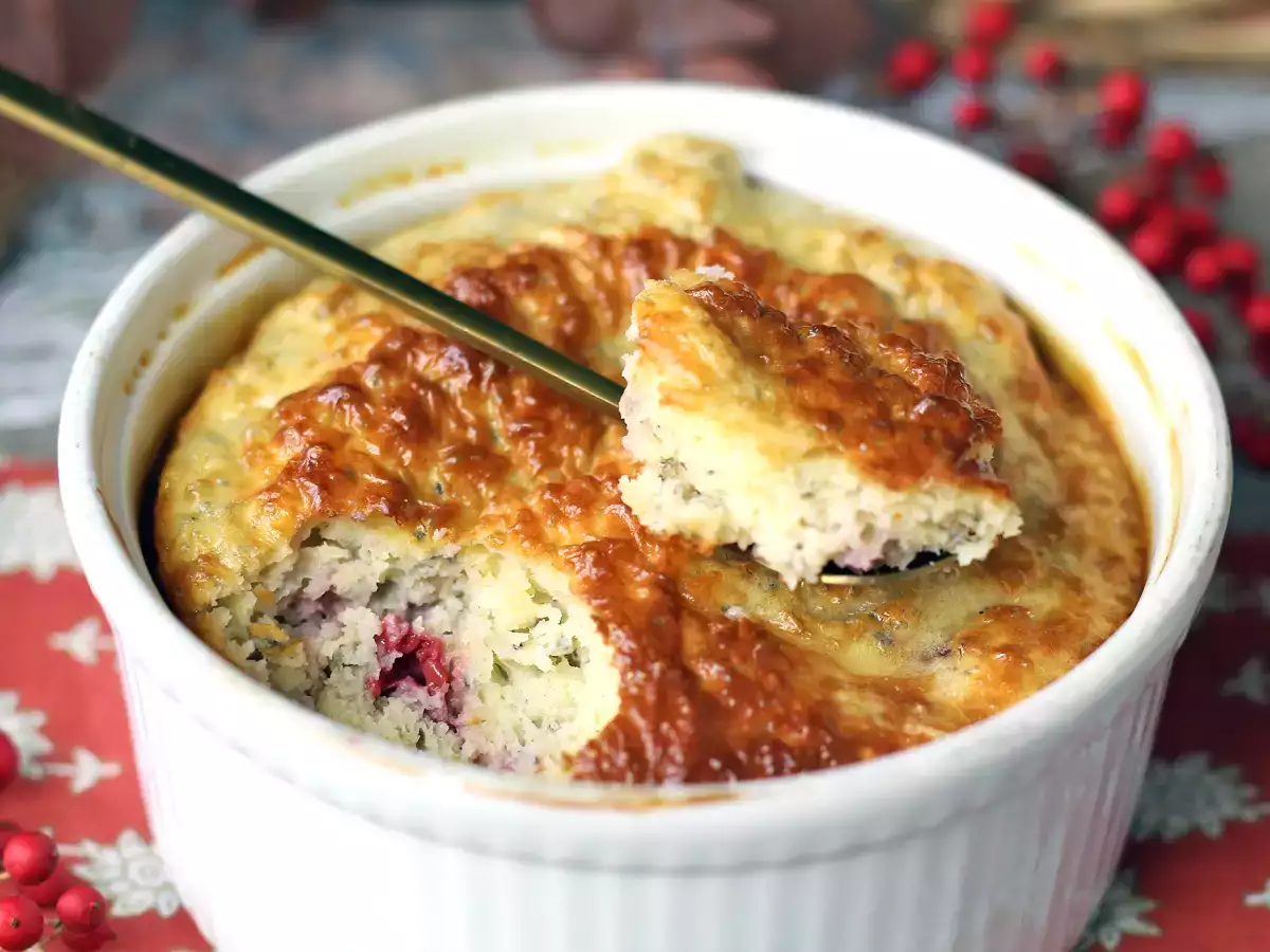 Süper basit kırmızı meyveli protein keki