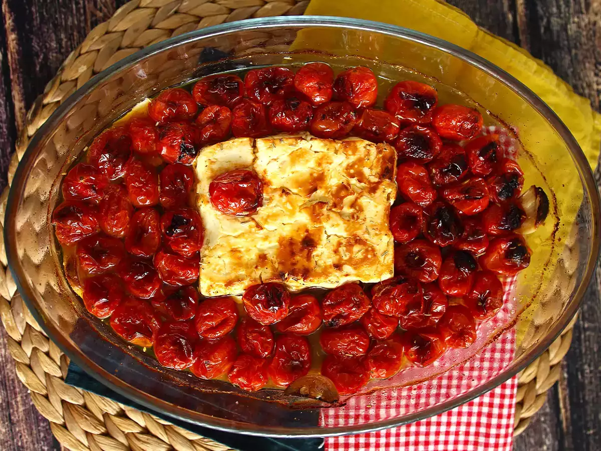 Tagliatelle beyaz peynirli çeri domates - fırında beyaz peynirli makarna - fotoğraf 4