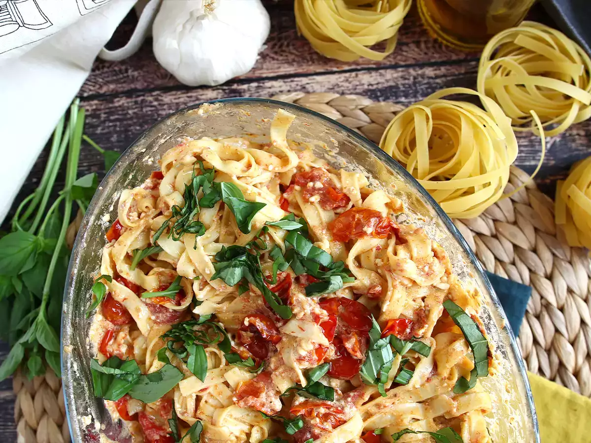 Tagliatelle beyaz peynirli çeri domates - fırında beyaz peynirli makarna - fotoğraf 7