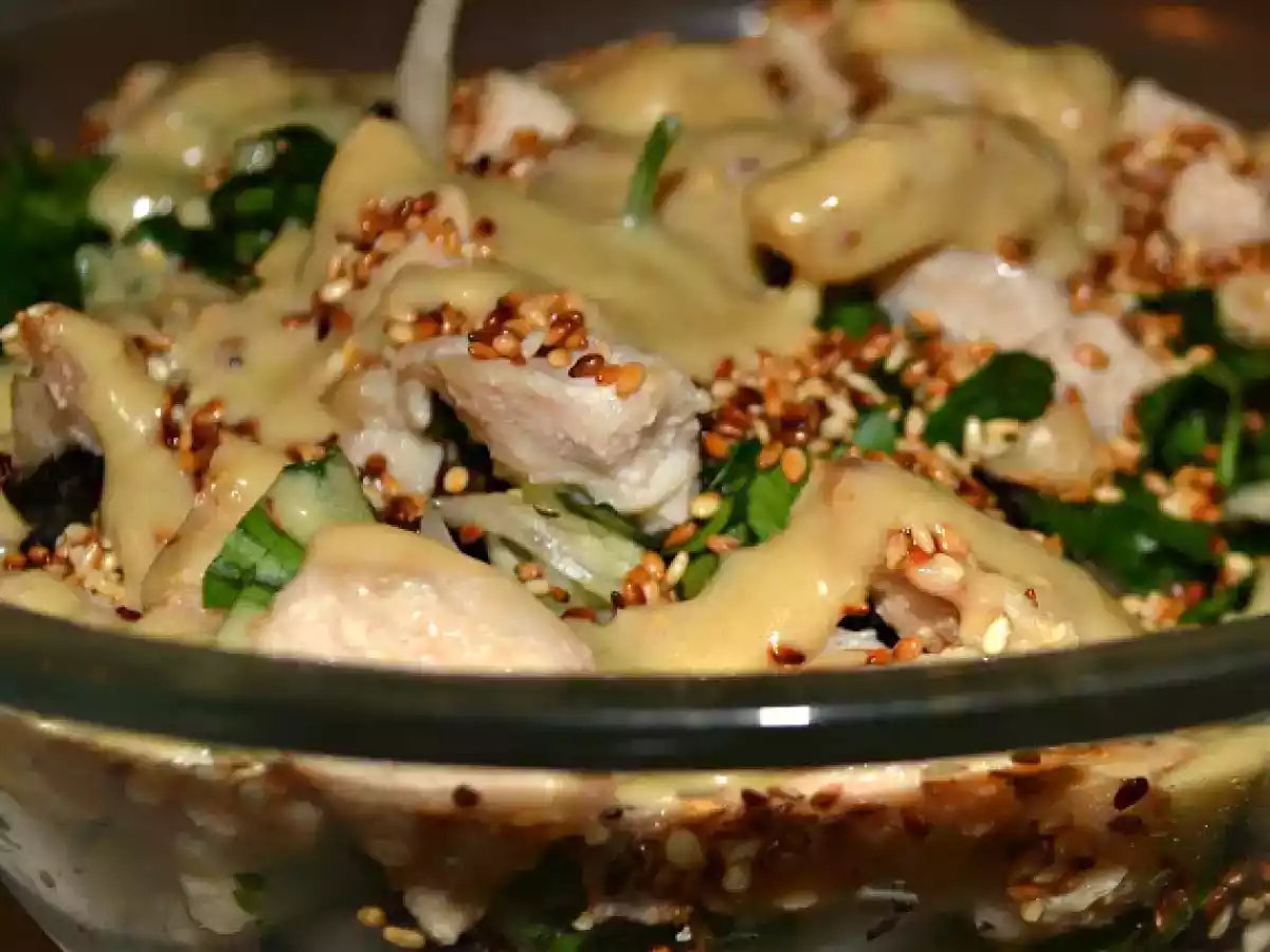 TAHİN SOSLU TAVUKLU SALATA