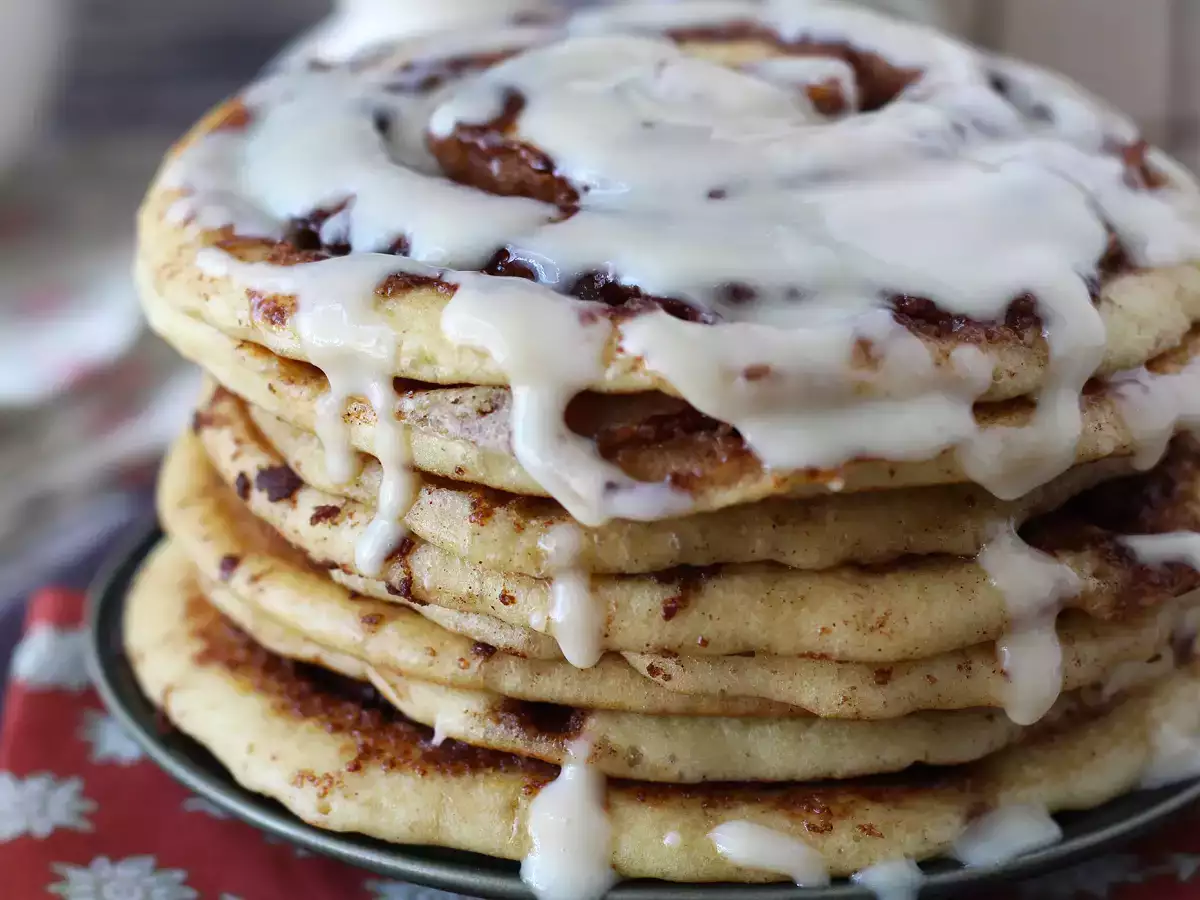 Tarçın severler için cinnamon roll tarzı pankekler