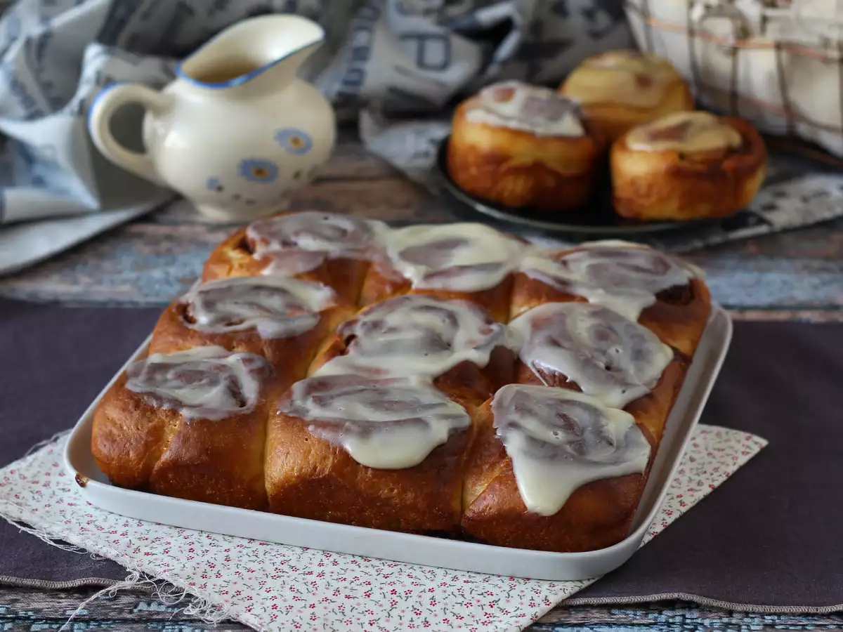 Tarçınlı Rulo Çörek (Cinnamon Roll) ve Vanilyalı Glazür