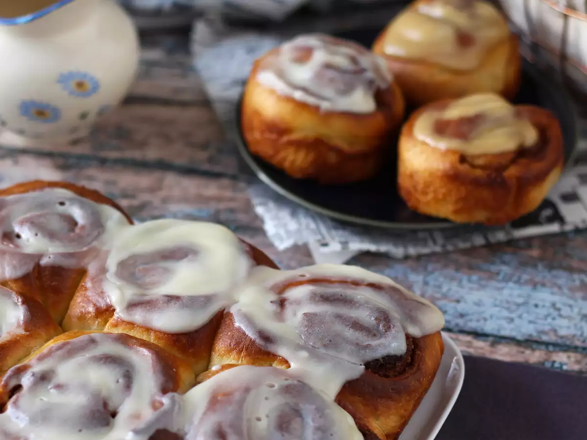 Tarçınlı rulolar, vanilya kreması ile tarçınlı çörek - fotoğraf 3