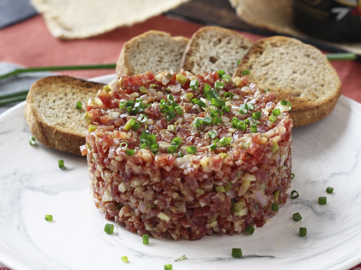 Tartar de fuet: klasik biftek tartarının hızlı bir versiyonu