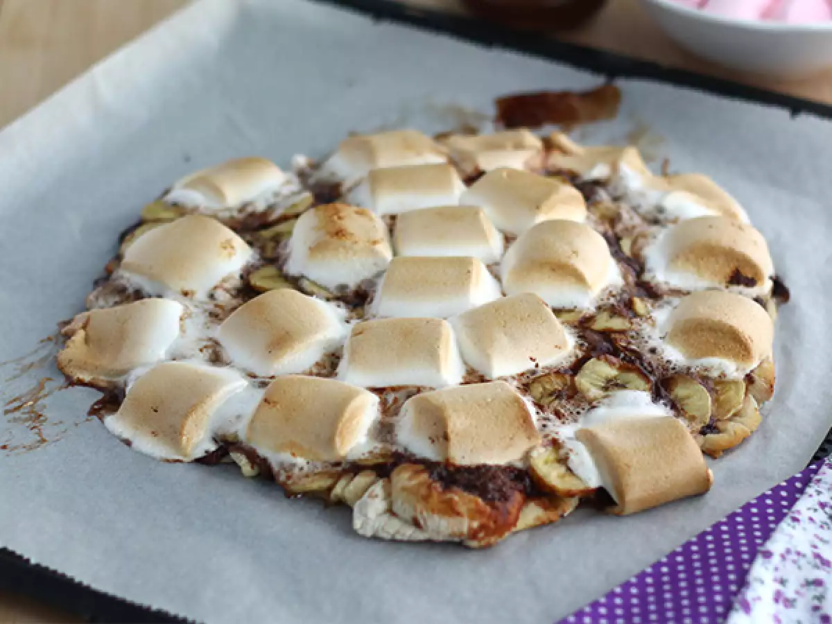 Tatlı muzlu ve çikolatalı pizza