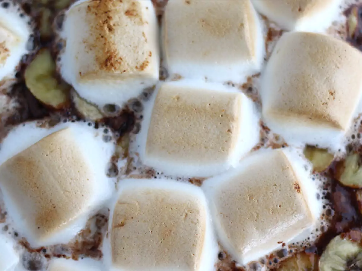 Tatlı muzlu ve çikolatalı pizza - fotoğraf 2