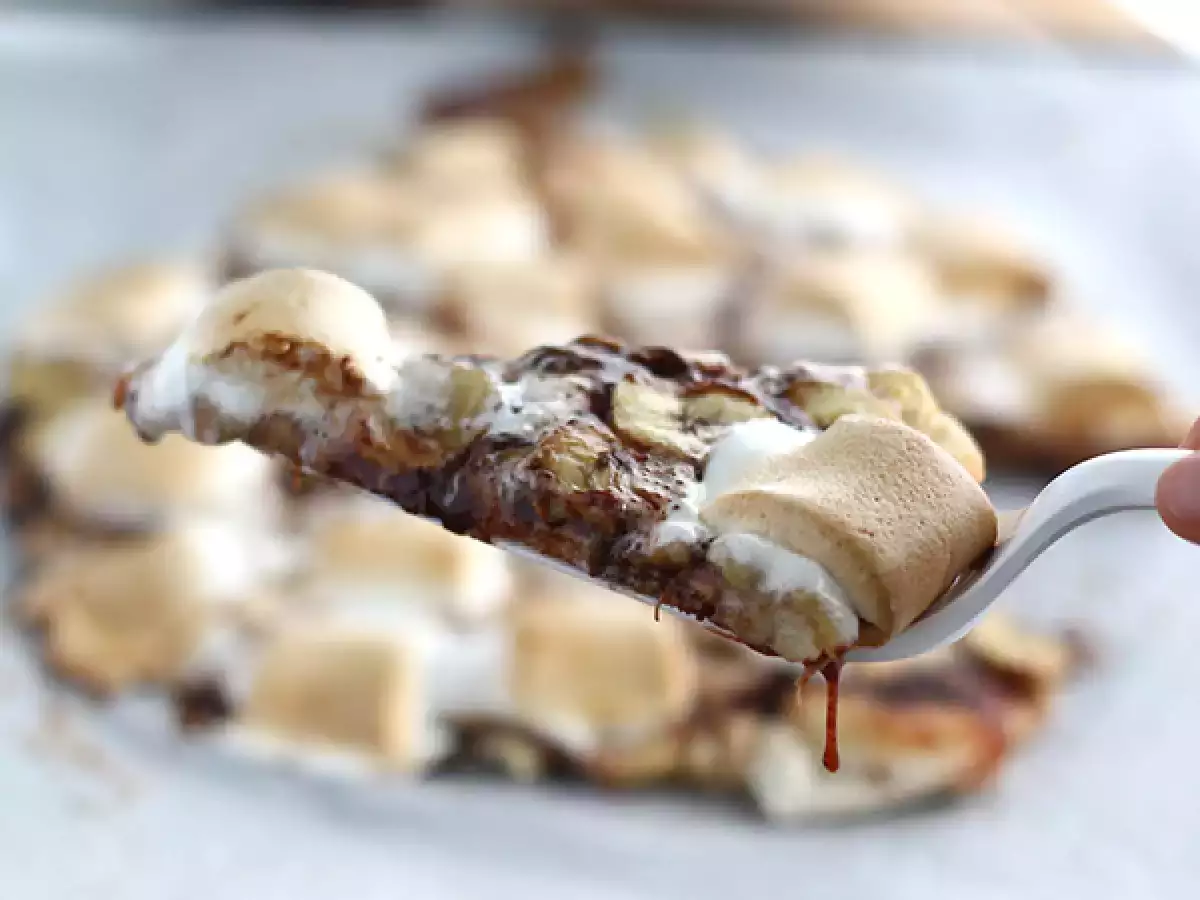 Tatlı muzlu ve çikolatalı pizza - fotoğraf 3