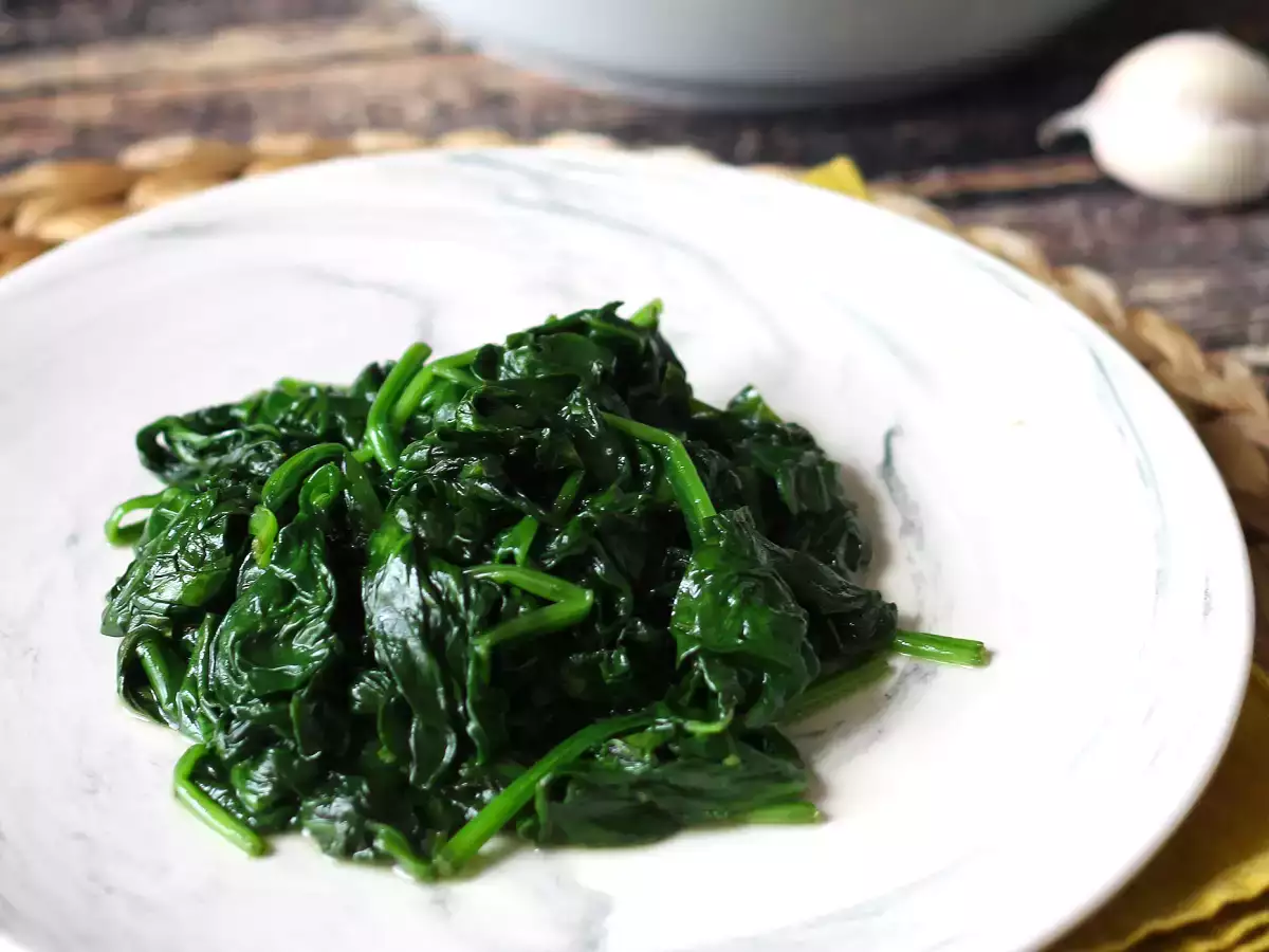 Tavada kızartılmış ıspanak, lezzetli ve kolay bir garnitür - fotoğraf 3