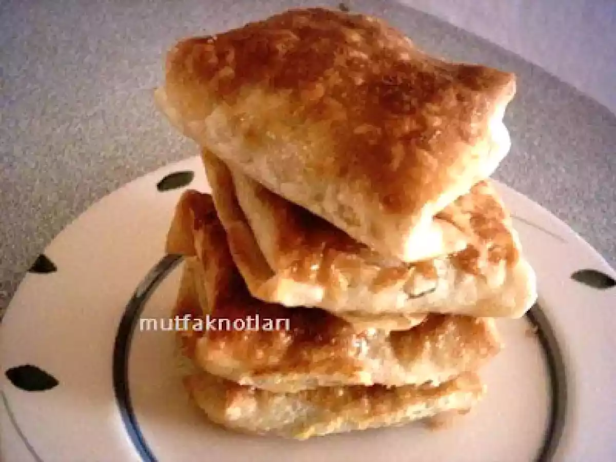 Tavuklu Garnitürlü Hazır Yufkadan Bohça Börek