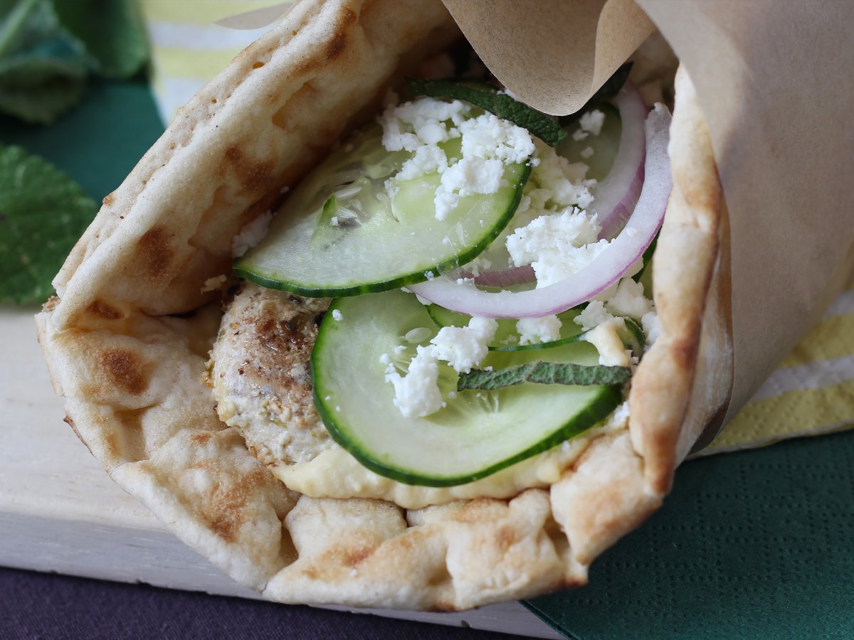 Tavuklu gyros, seveceğiniz Yunan sandviçi! - fotoğraf 2