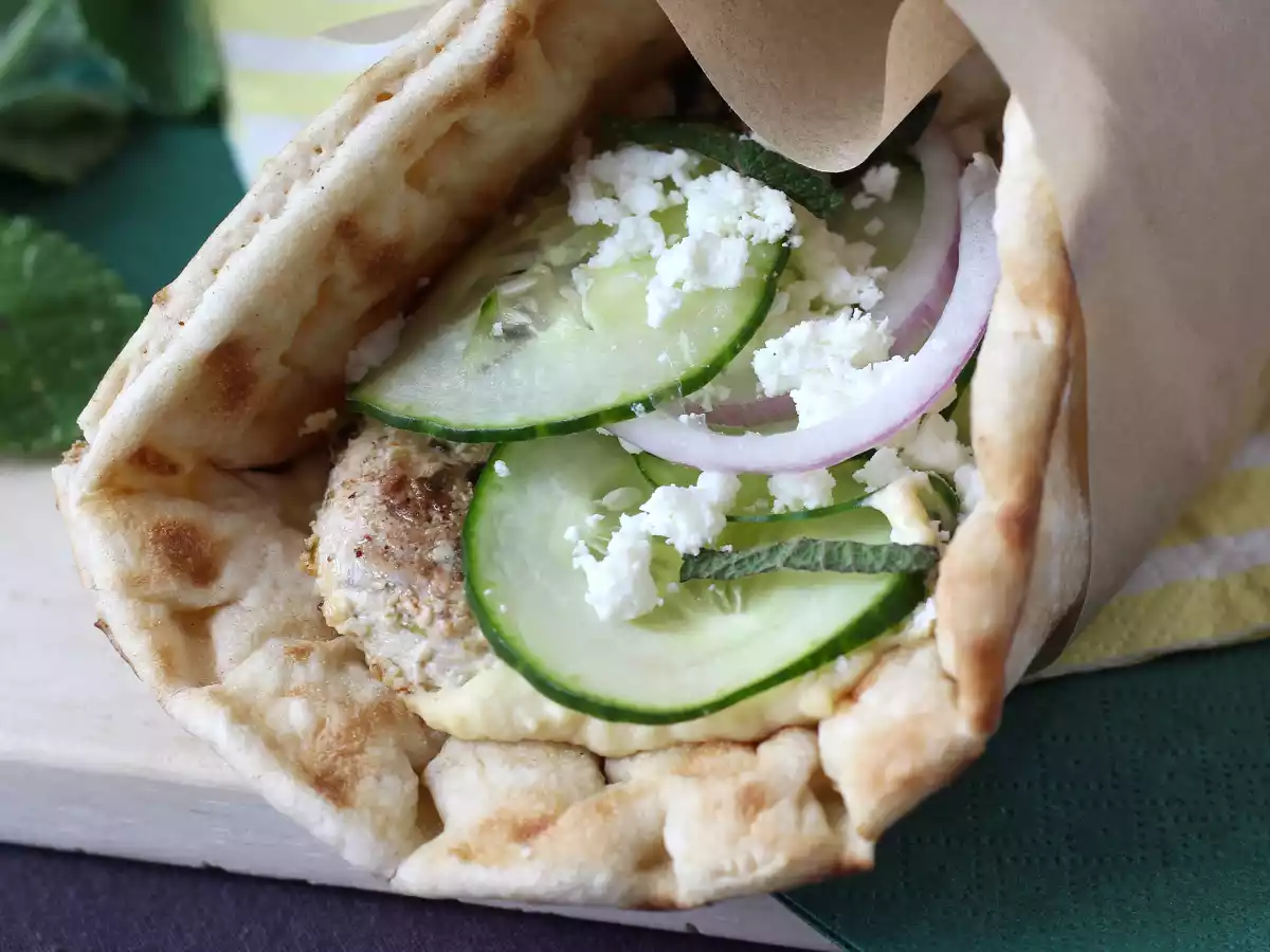 Tavuklu gyros, seveceğiniz Yunan sandviçi! - fotoğraf 2
