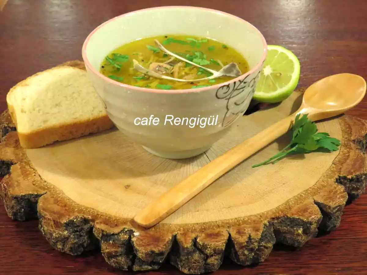 TAVUKLU ŞEHRİYE ÇORBASI