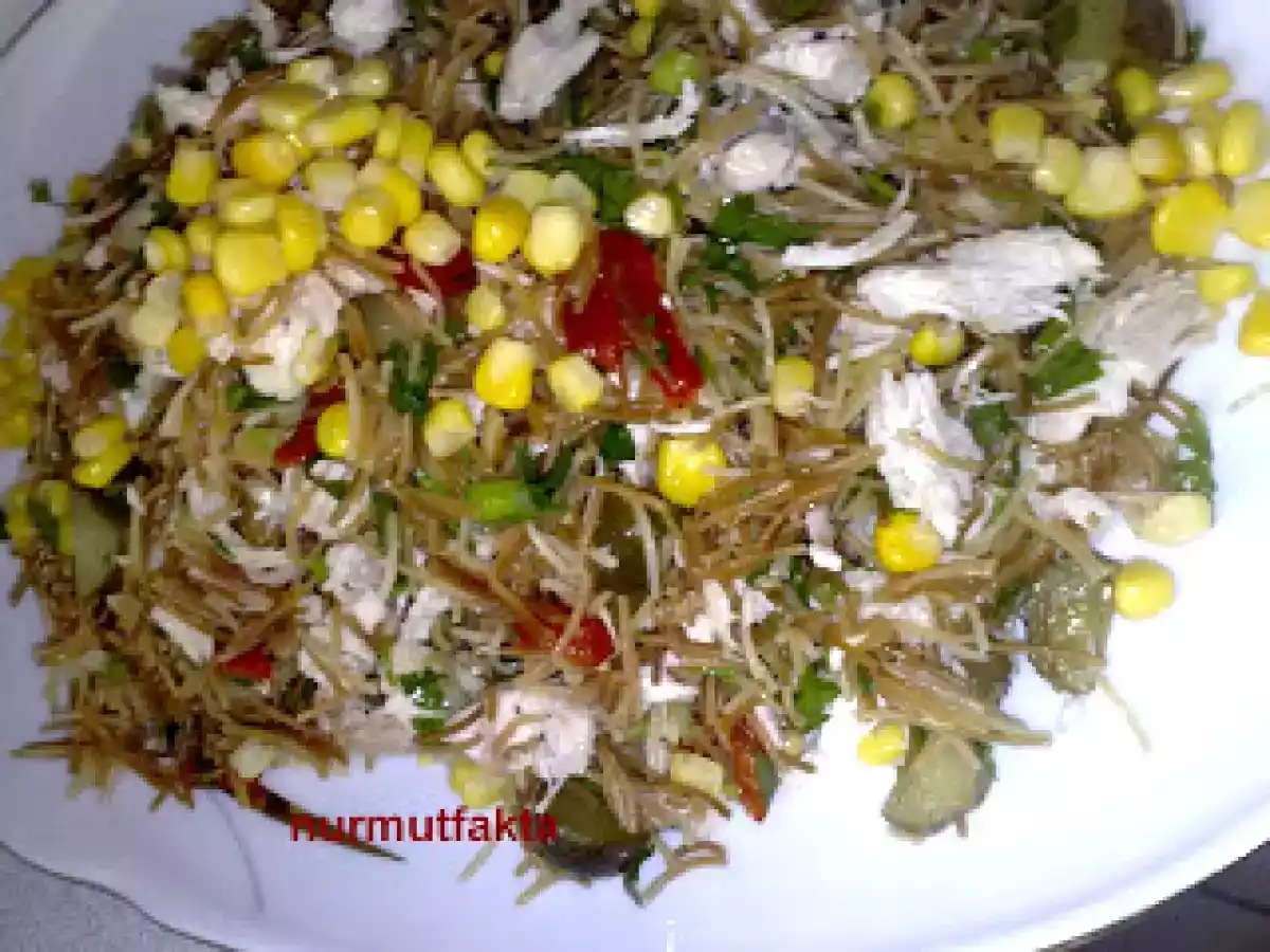 Tavuklu tel şehriye salatası