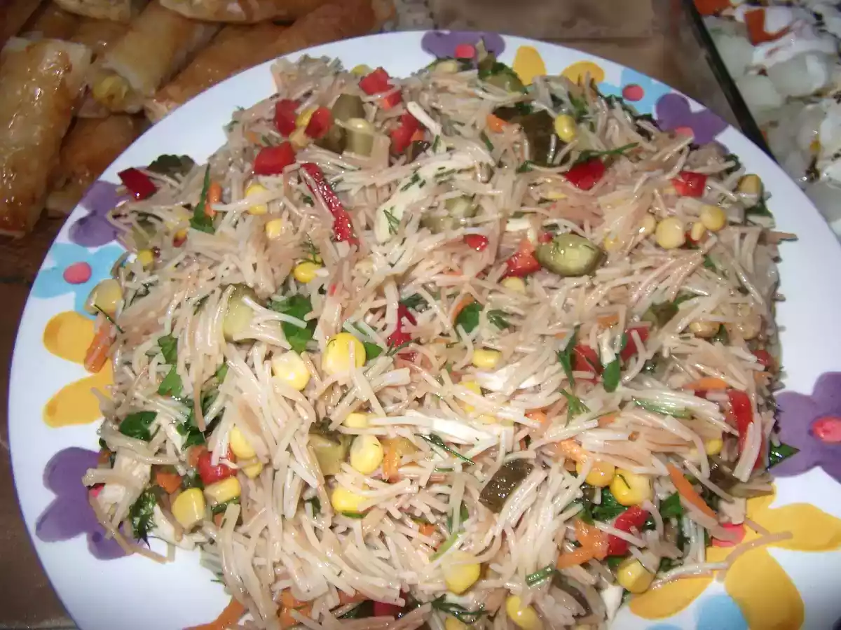 Tavuklu tel şehriye salatası ve çok güzel bir çekiliş - fotoğraf 2