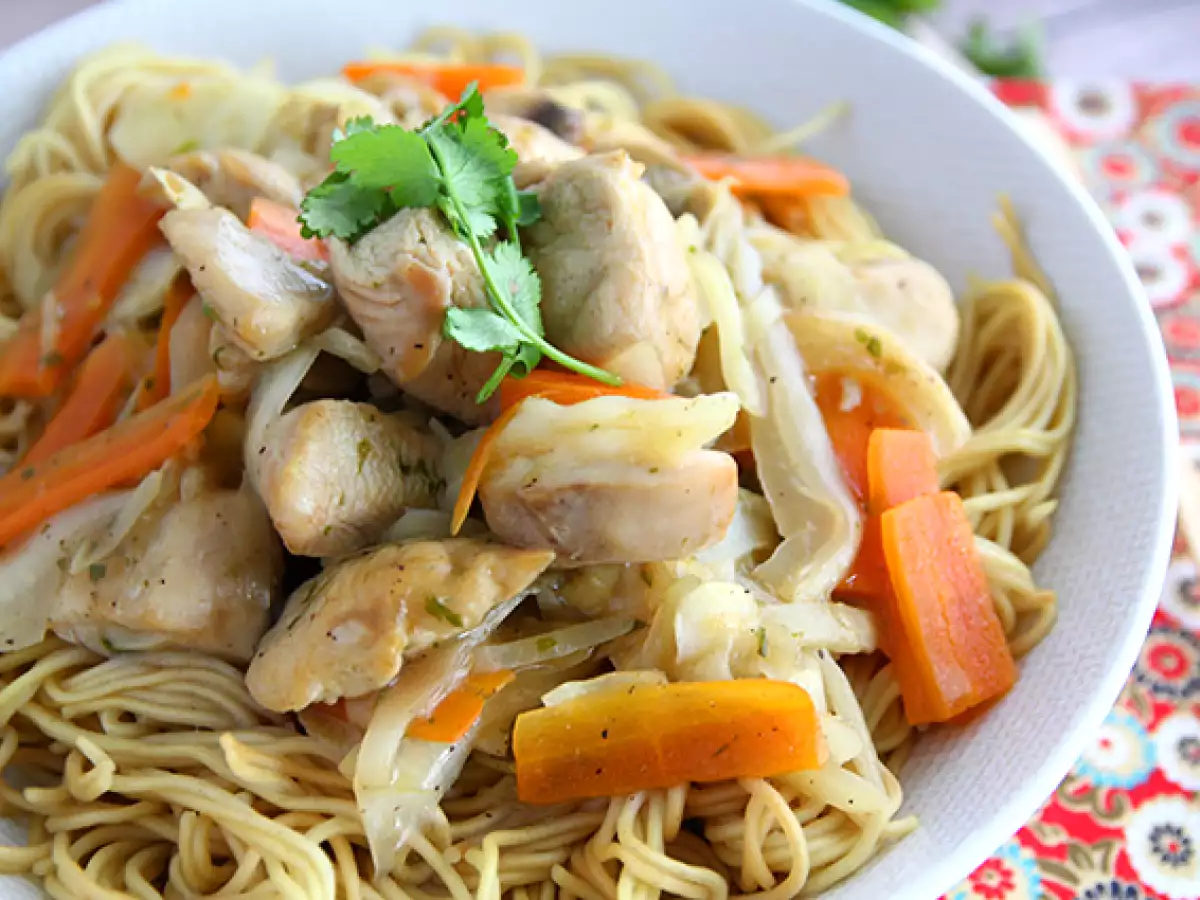 Tavuklu ve sebzeli Çin usulü Chow Mein (Chao Men) eriştesi - fotoğraf 2