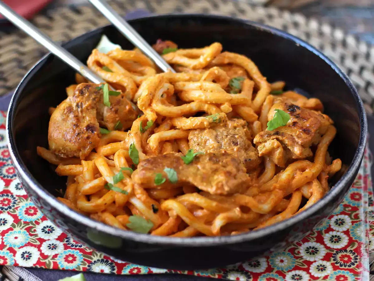 Tayland Usulü Kremalı Köri Soslu Tavuklu Udon - fotoğraf 2