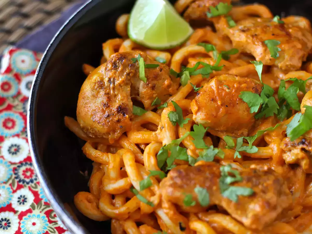 Tayland Usulü Kremalı Köri Soslu Tavuklu Udon - fotoğraf 3