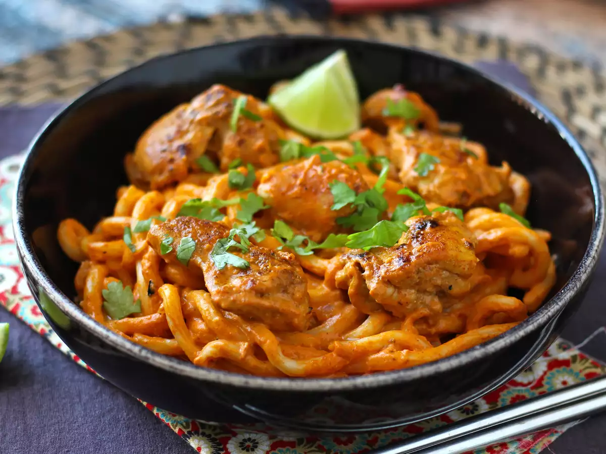 Tayland Usulü Kremalı Köri Soslu Tavuklu Udon - fotoğraf 4