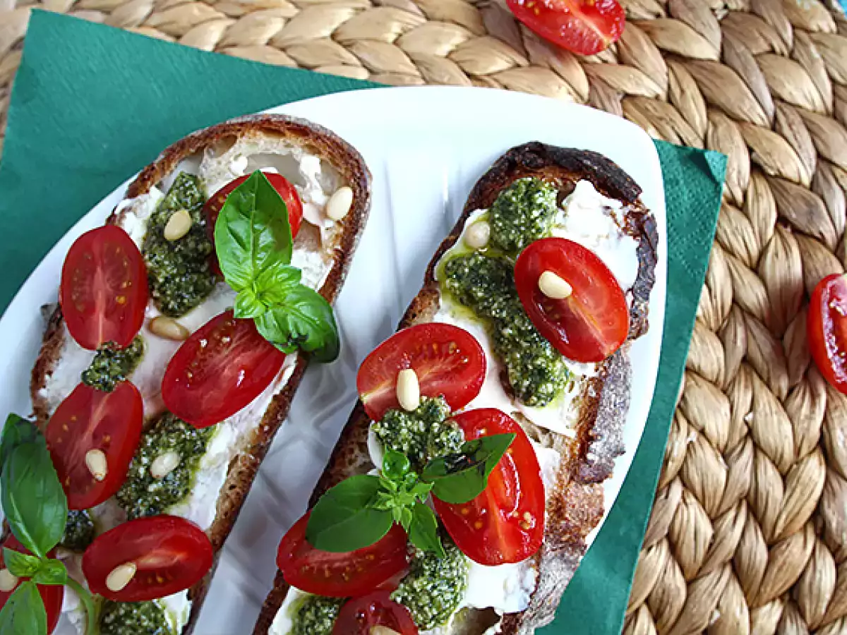 Taze peynir, pesto ve çeri domatesli sandviçler - fotoğraf 5